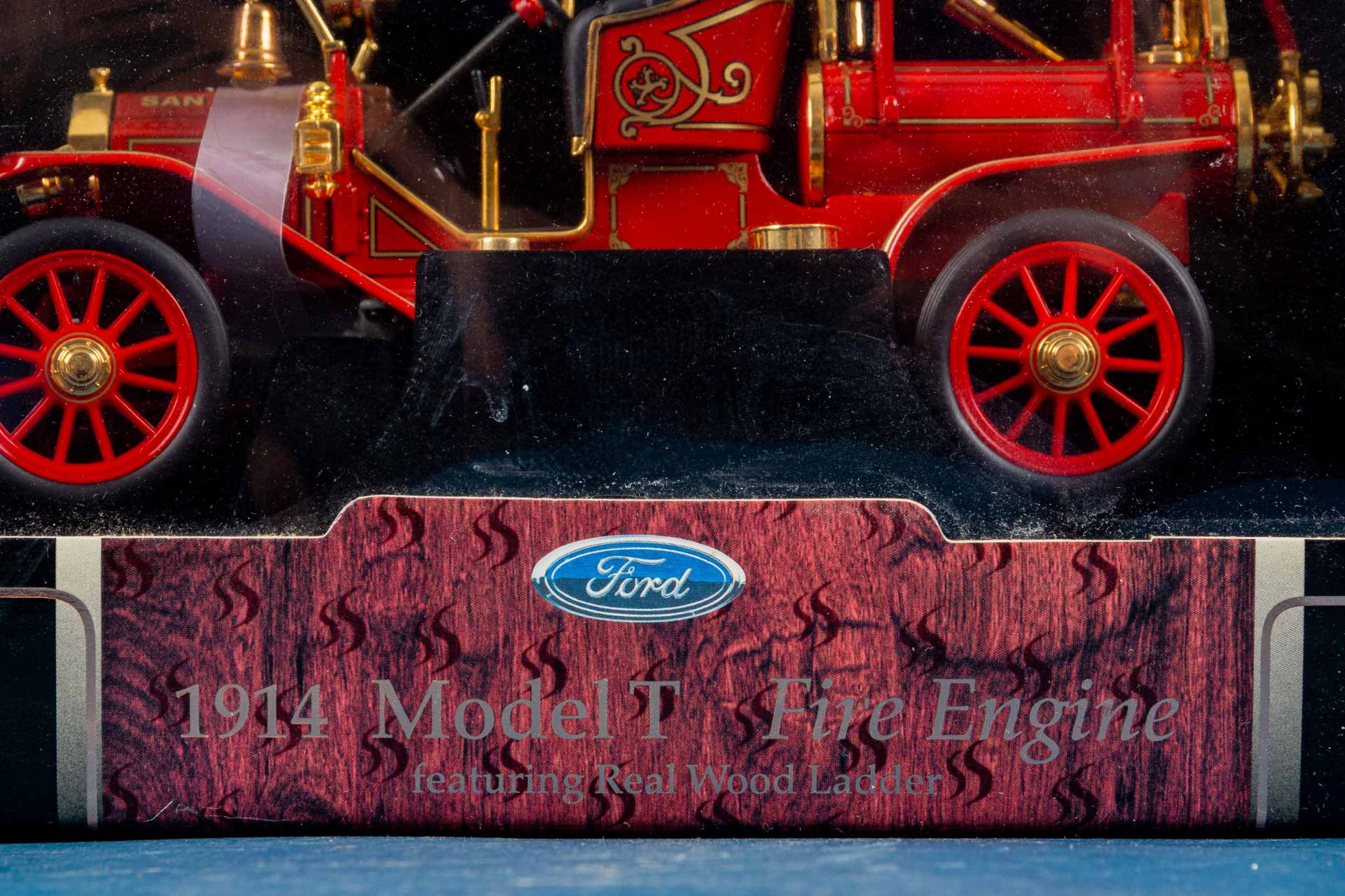 2 orig. verpackte "FIRETRUCKS", Maßstab 1:18, Ford-Modell Feuerwehr-Autos. Ungeprüft. - Bild 16 aus 20