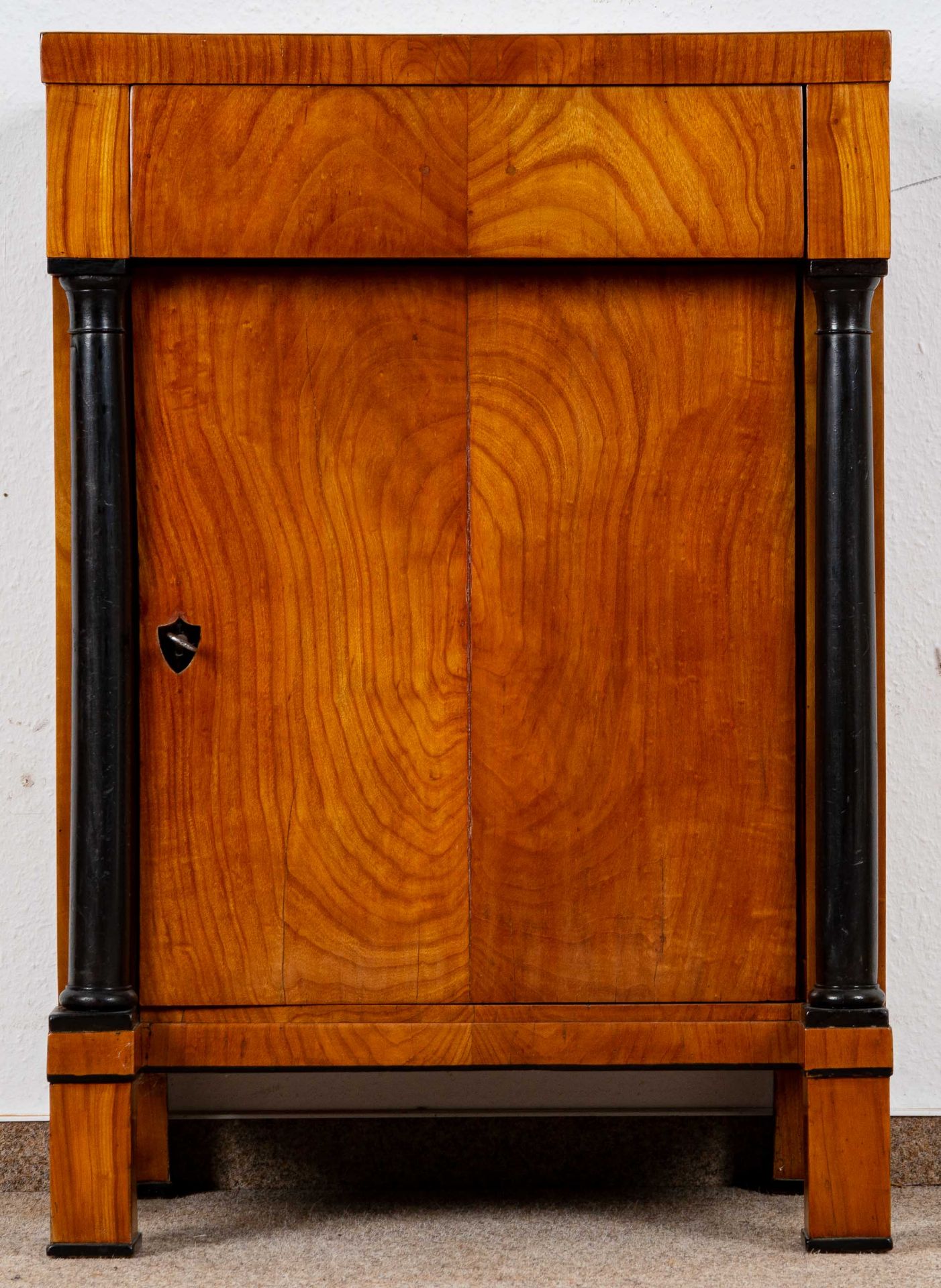 Eintüriger Halbschrank/Pfeilerschränkchen, süddeutsches Biedermeier um 1820/30, Kirschbaum massiv &