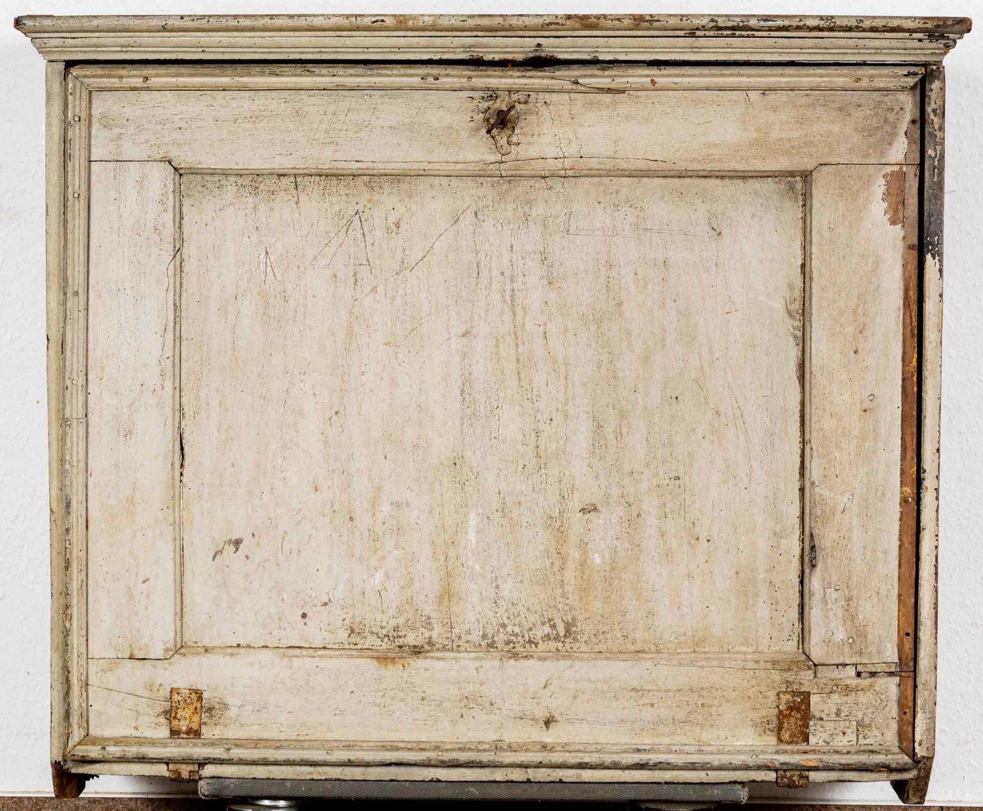 Antiker Kabinettschrank, wohl deutsch 17. oder 18. Jhd., massiver Nussbaumkorpus mit abklappbarer F - Bild 7 aus 30