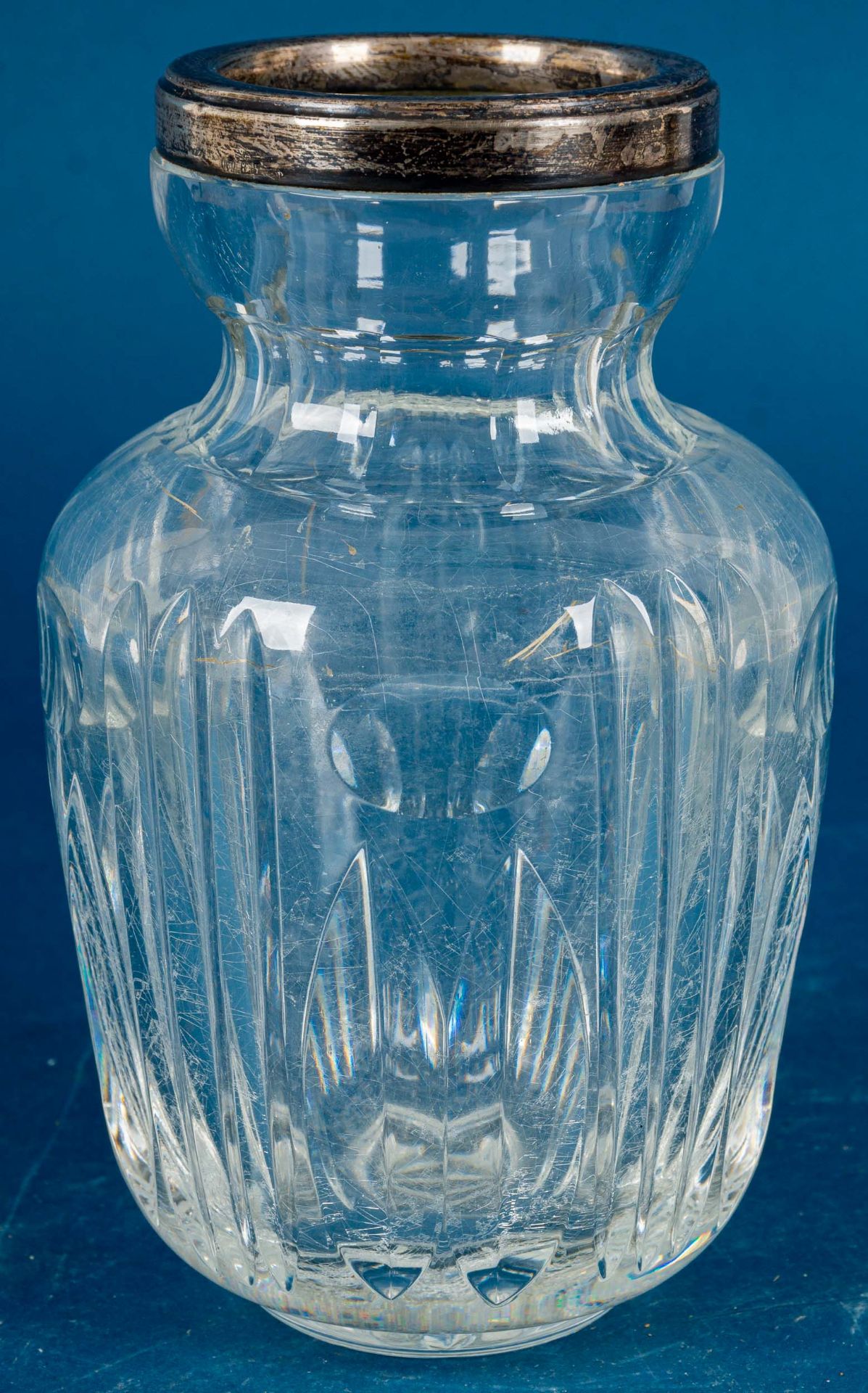 Bauchige Kristallglas-Vase mit 835er Silbermontur, diese dat. 24.12.1950, stärkere Gebrauchsspuren,