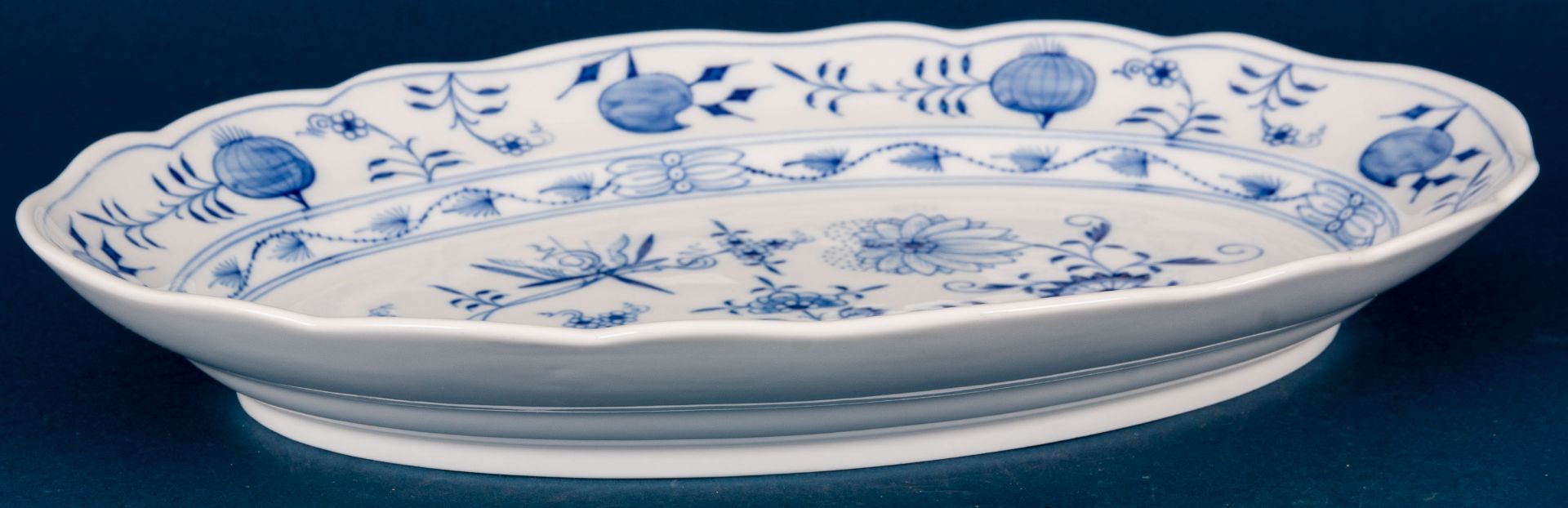 Große ovale Platte, Meissen,Schwertermarke, 1. Wahl, Weißporzellan mit blauem Zwiebelmuster-Dekor, - Image 3 of 4