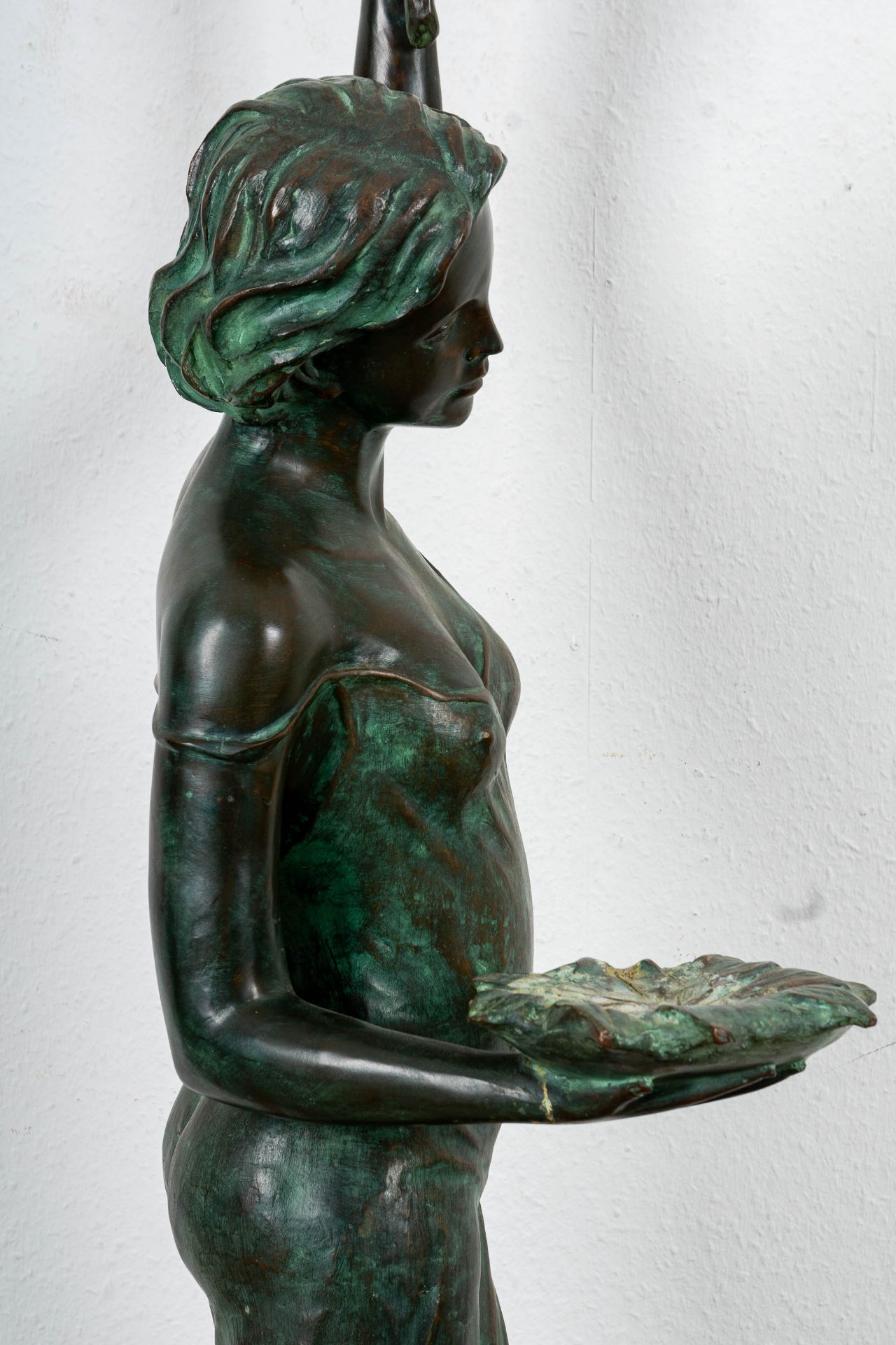 Große einflammige Figurenlampe, Bronze-Hohlguss mit grünlich-brauner Patina, ihre linke Hand emporg - Image 11 of 20