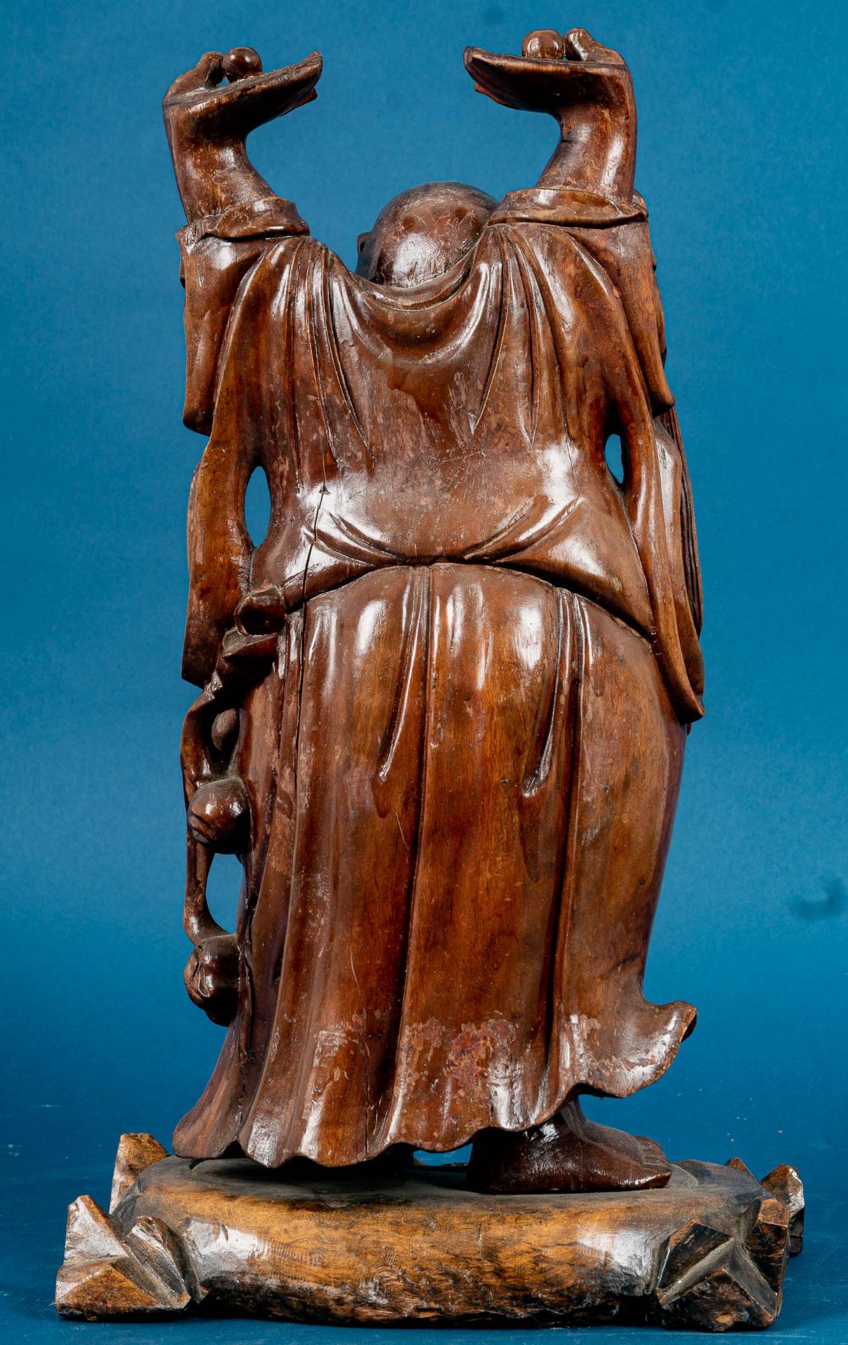 Geschnitzte Figur, Buddha?, Höhe ca. 43 cm, rötlich gebeiztes Hartholz, eingesetzte Augen & Zähne, - Image 6 of 7