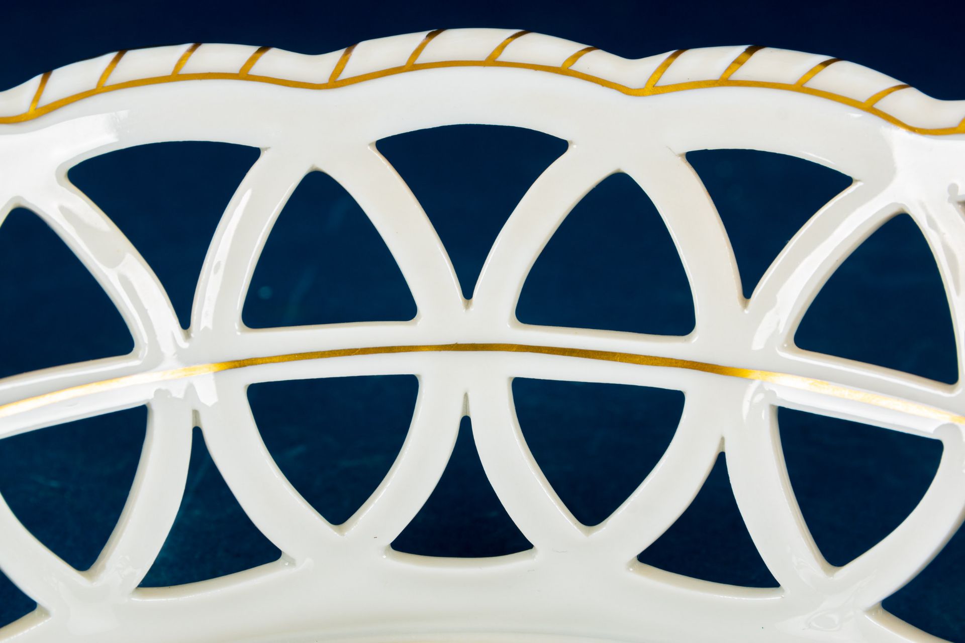 Ovaler Frühstückskorb, Fürstenberg Weißporzellan mit polychromem Rosen-Dekor & aufwändiger Vergoldu - Image 4 of 8