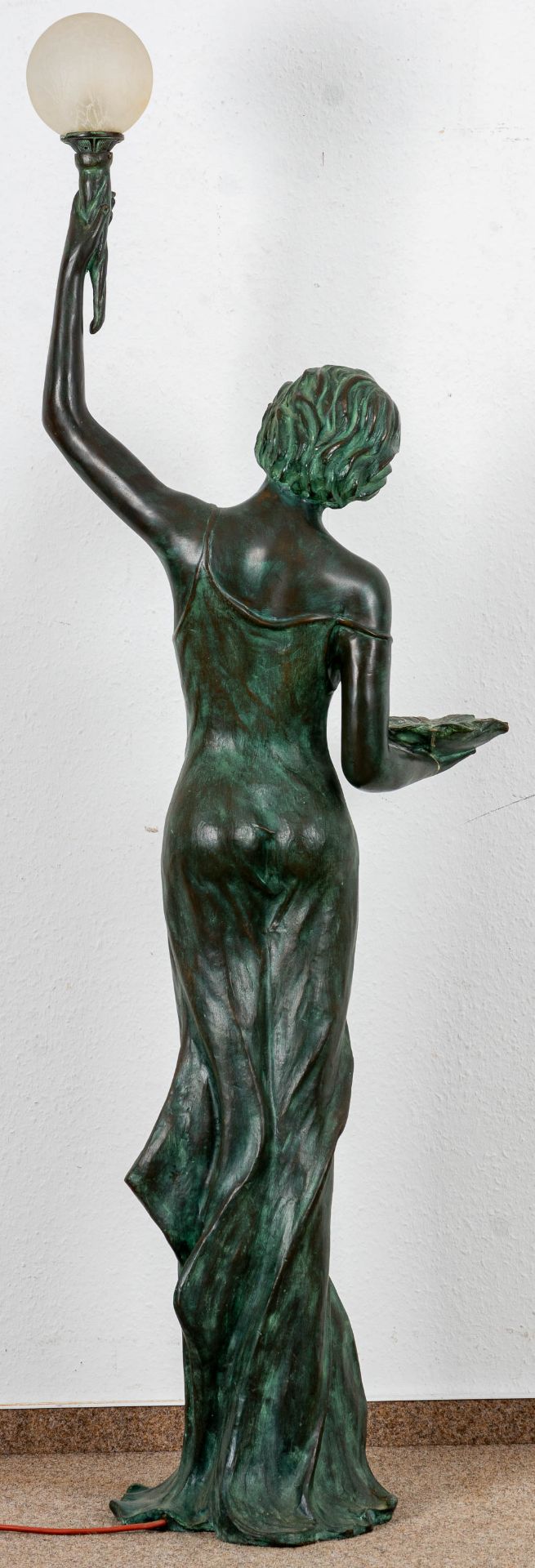 Große einflammige Figurenlampe, Bronze-Hohlguss mit grünlich-brauner Patina, ihre linke Hand emporg - Image 12 of 20