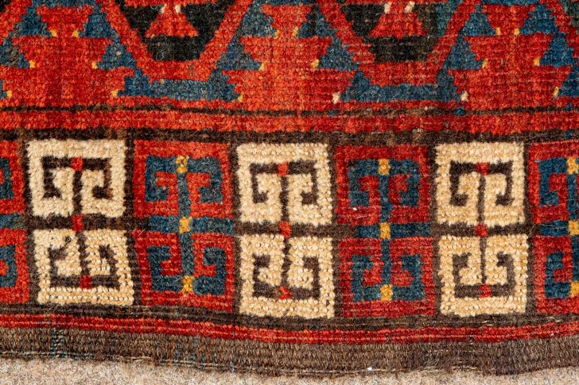 Antiker Ersari Engsi, Turkmenistan 2. Hälfte 19. Jhdt., Format ca. 178 x 140 cm. Glänzende Bergscha - Image 6 of 8