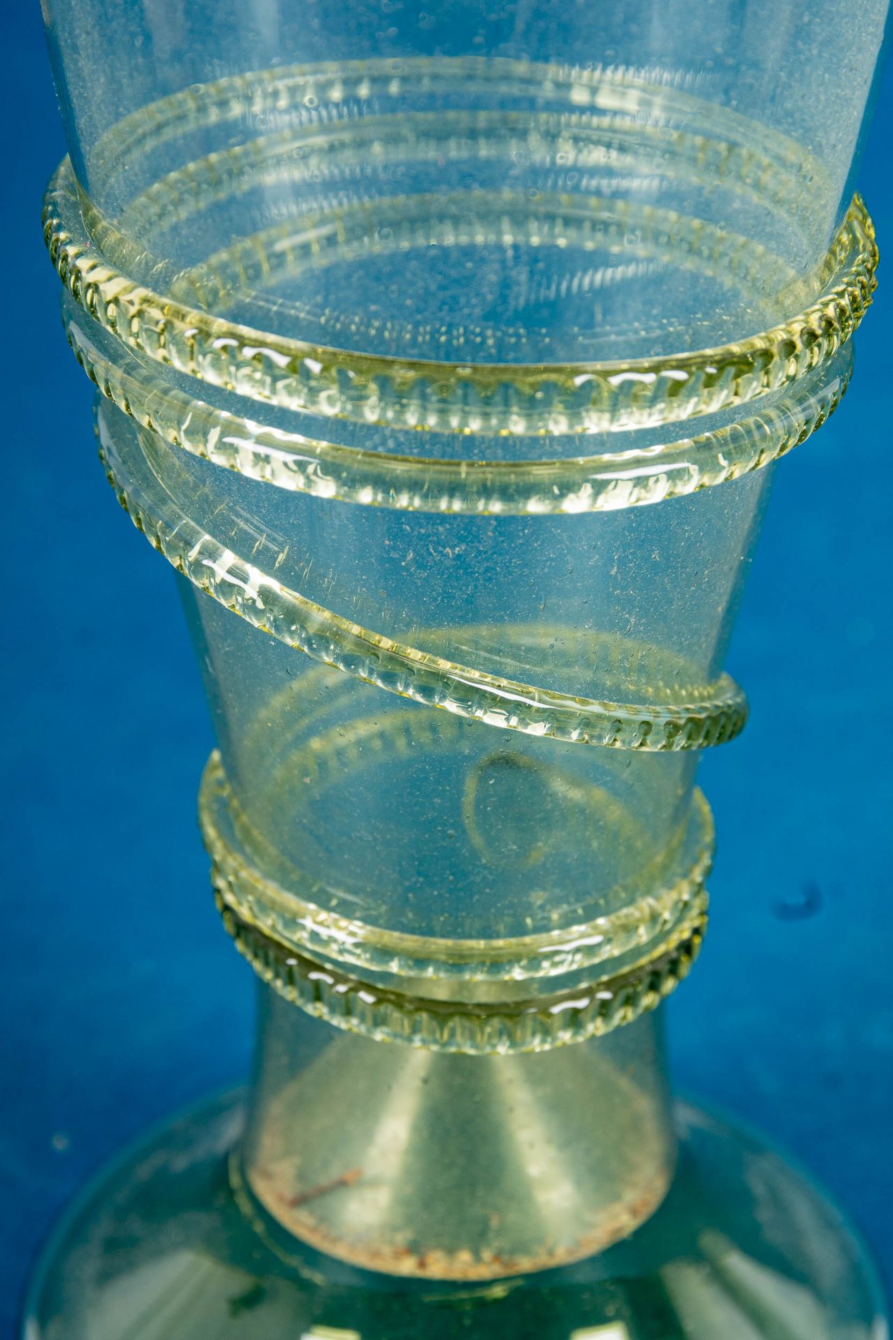 Großes antikes Trinkglas, grünliches Glas mit unzähligen Luftblaseneinschlüssen; mehrteilige Fertig - Bild 6 aus 6