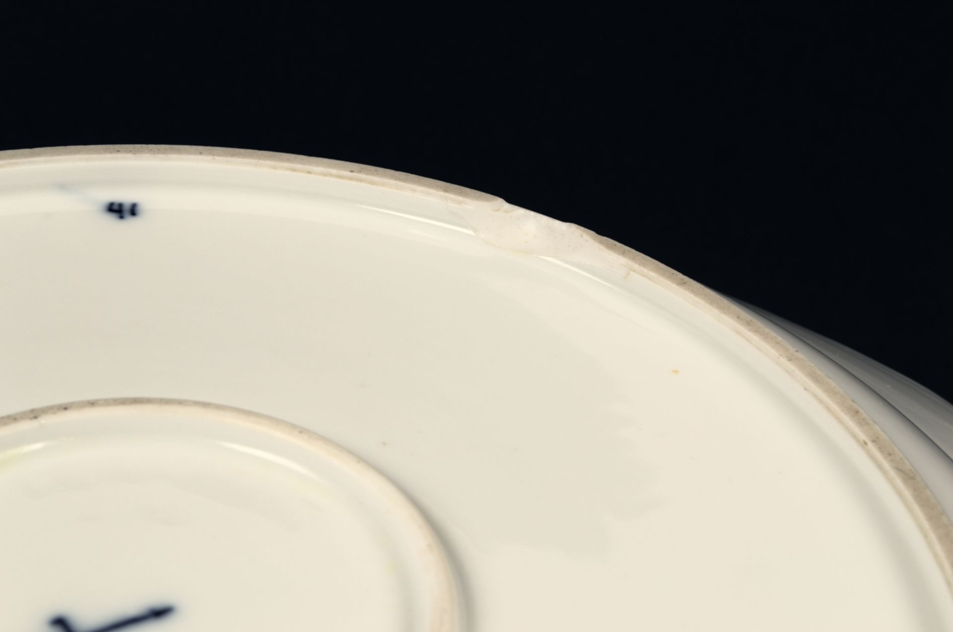 Runde Schale, "Cölln-Meissen", Weißporzellan mit blauem Zwiebelmusterdekor, Stand mit 2 Ausbrüchen, - Image 6 of 7