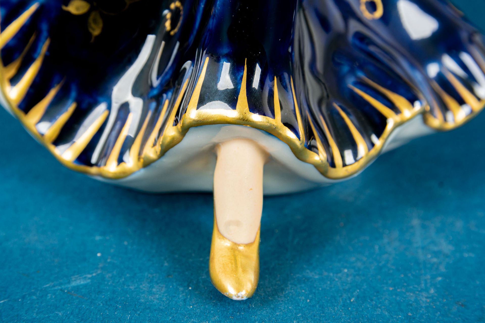 "Tango-Tänzerin", Royal Dux, polychrom staffiertes Weißporzellan, reicher Golddekor; sehr schöner E - Image 8 of 14