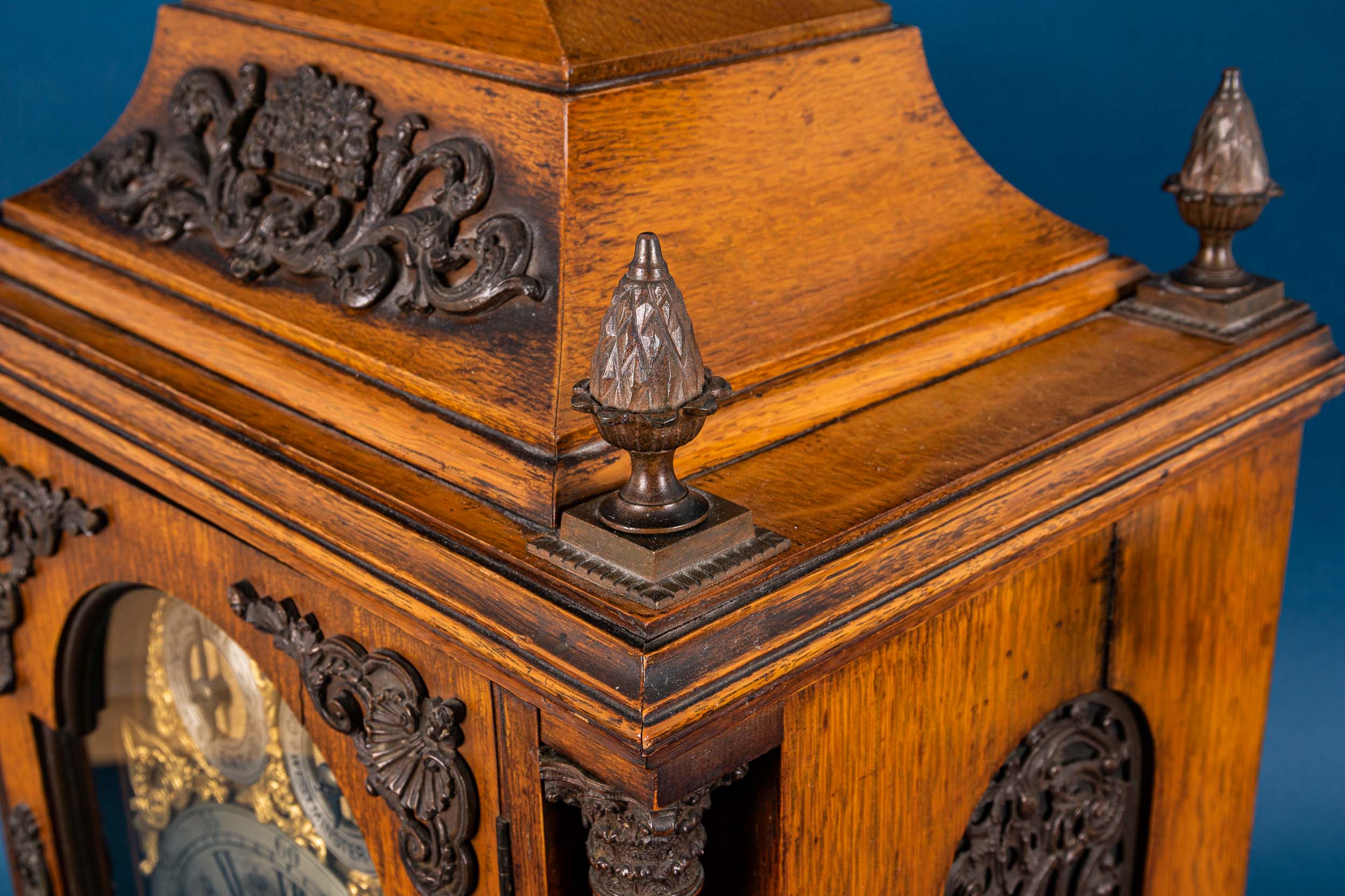 Große englische Kaminuhr, sogen. Bracket - Clock, Engl. um 1900/ 20. Massives Eichengehäuse, aufwän - Bild 32 aus 43