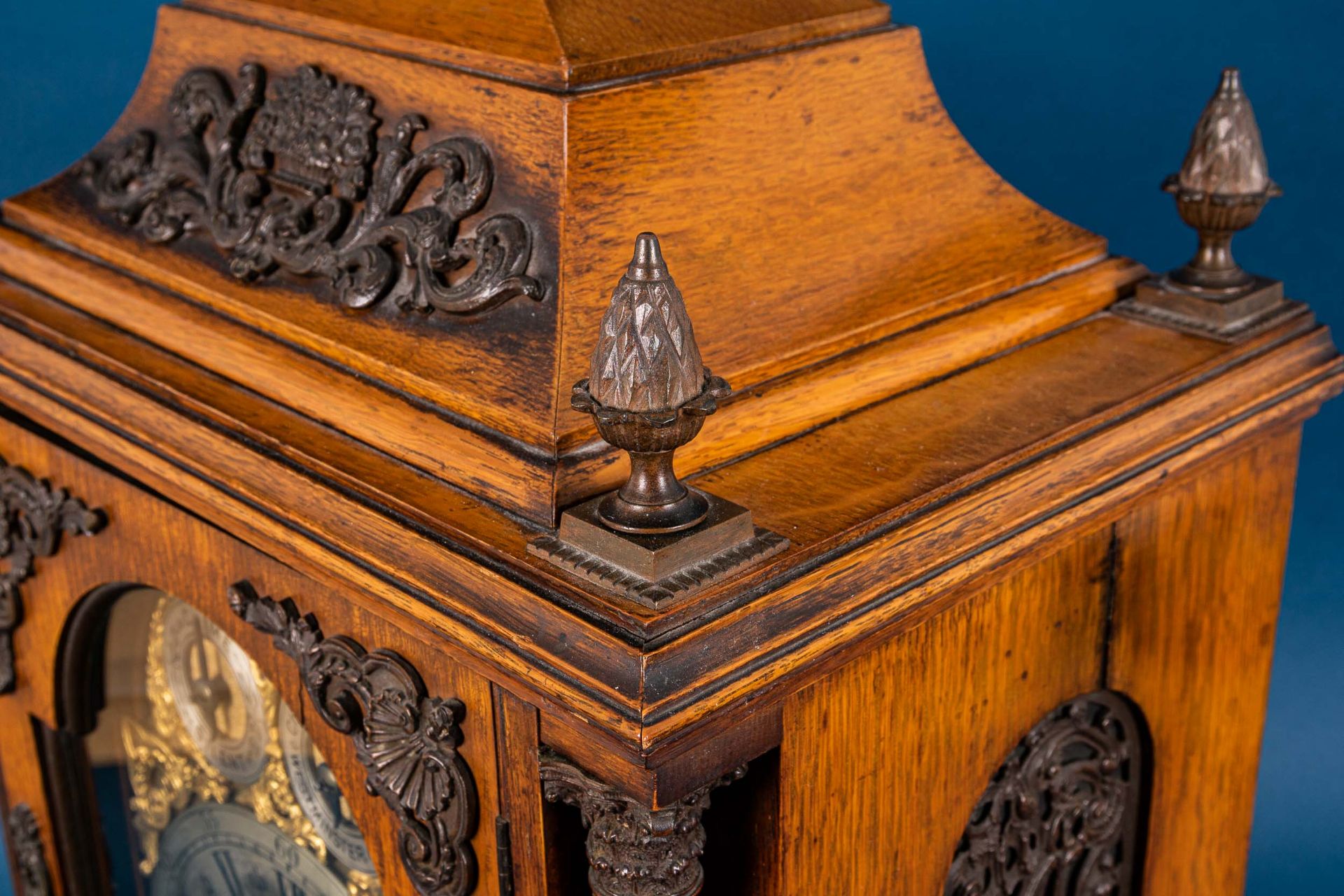 Große englische Kaminuhr, sogen. Bracket - Clock, Engl. um 1900/ 20. Massives Eichengehäuse, aufwän - Image 32 of 43