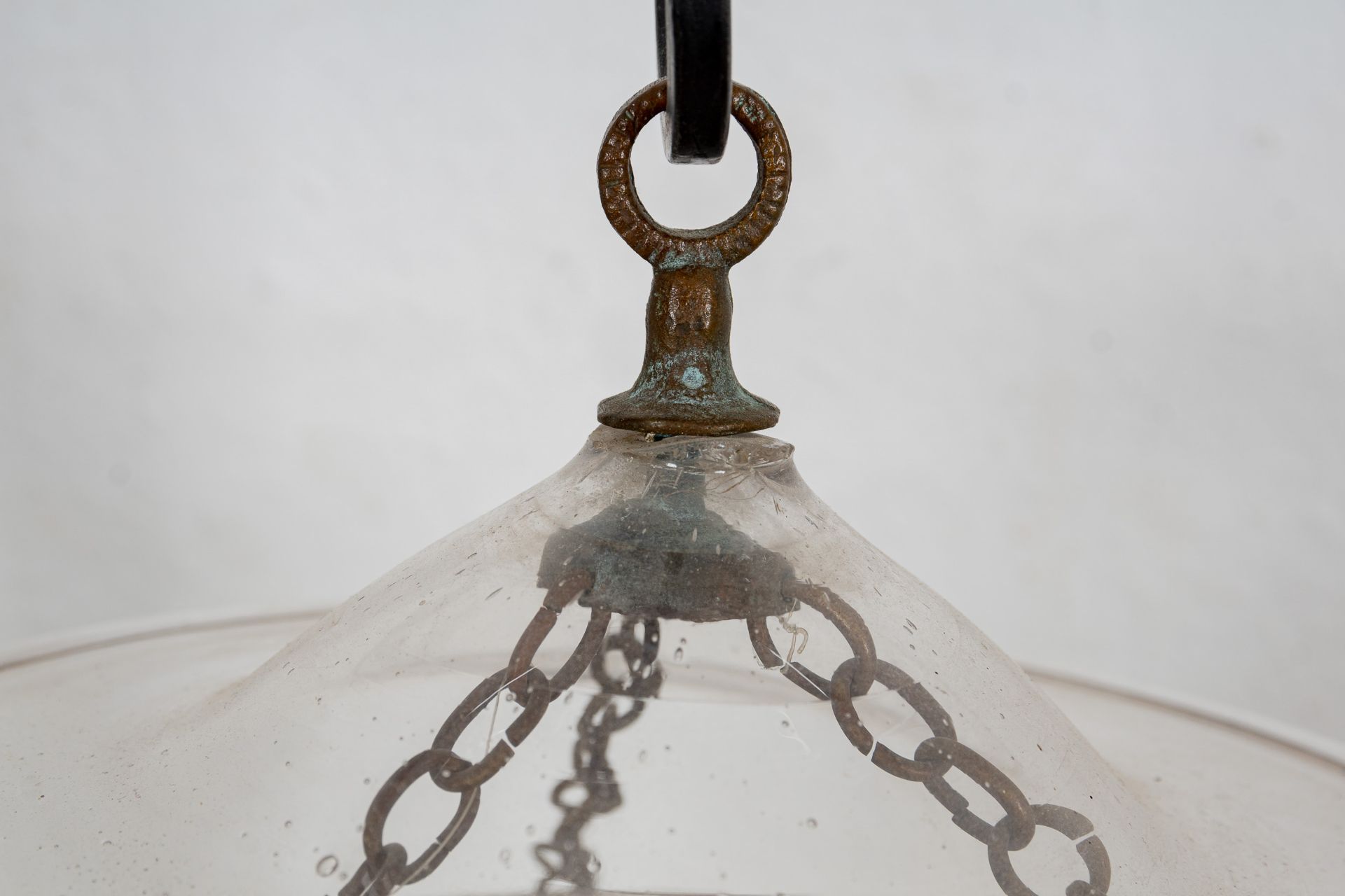 Antike Flurlampe für Kerzenfeuerung, zylindrischer, farbloser Glaskörper an metallischer Kettenaufh - Image 5 of 6