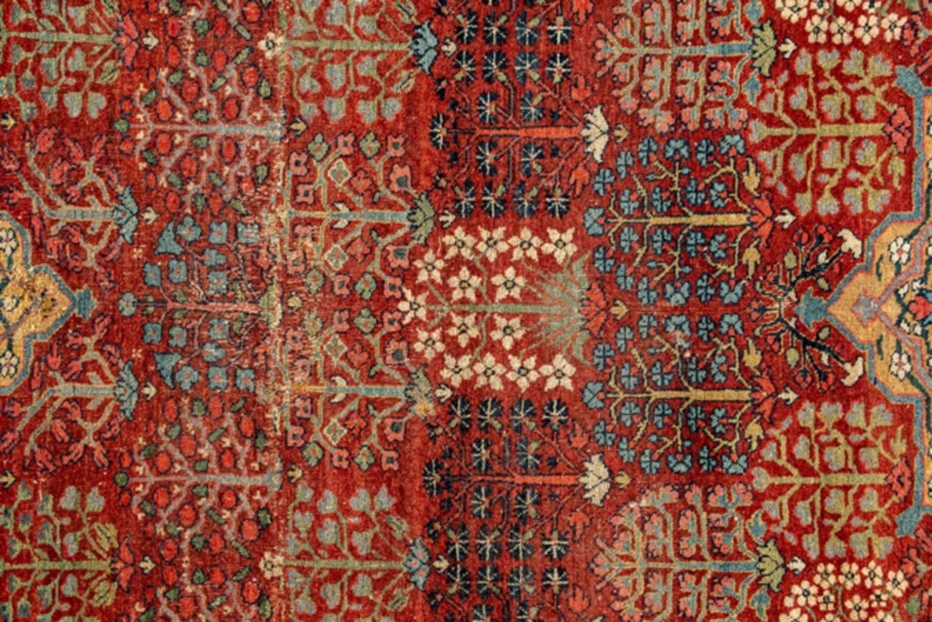 Früher nordwestpersischer Teppich, Mitte 18. Jhdt. oder früher. Format ca. 480 x 232 cm. Schafschur - Image 13 of 27
