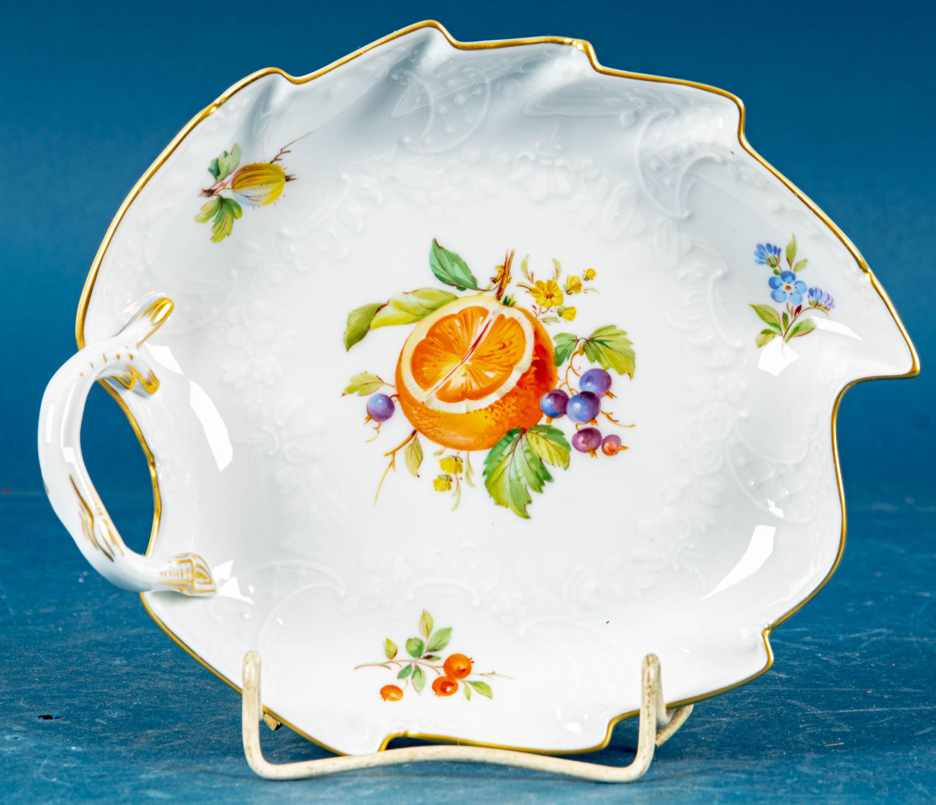 Blattschale, Meissen, Schwertermarke, 1. Wahl, Weißporzellan mit bunter Blüten- & Obstmalerei sowie - Image 2 of 6