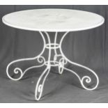 Großer runder Gartentisch, weißlackiertes, ausladendes Tischgestell in Eisen mit passend lackierter