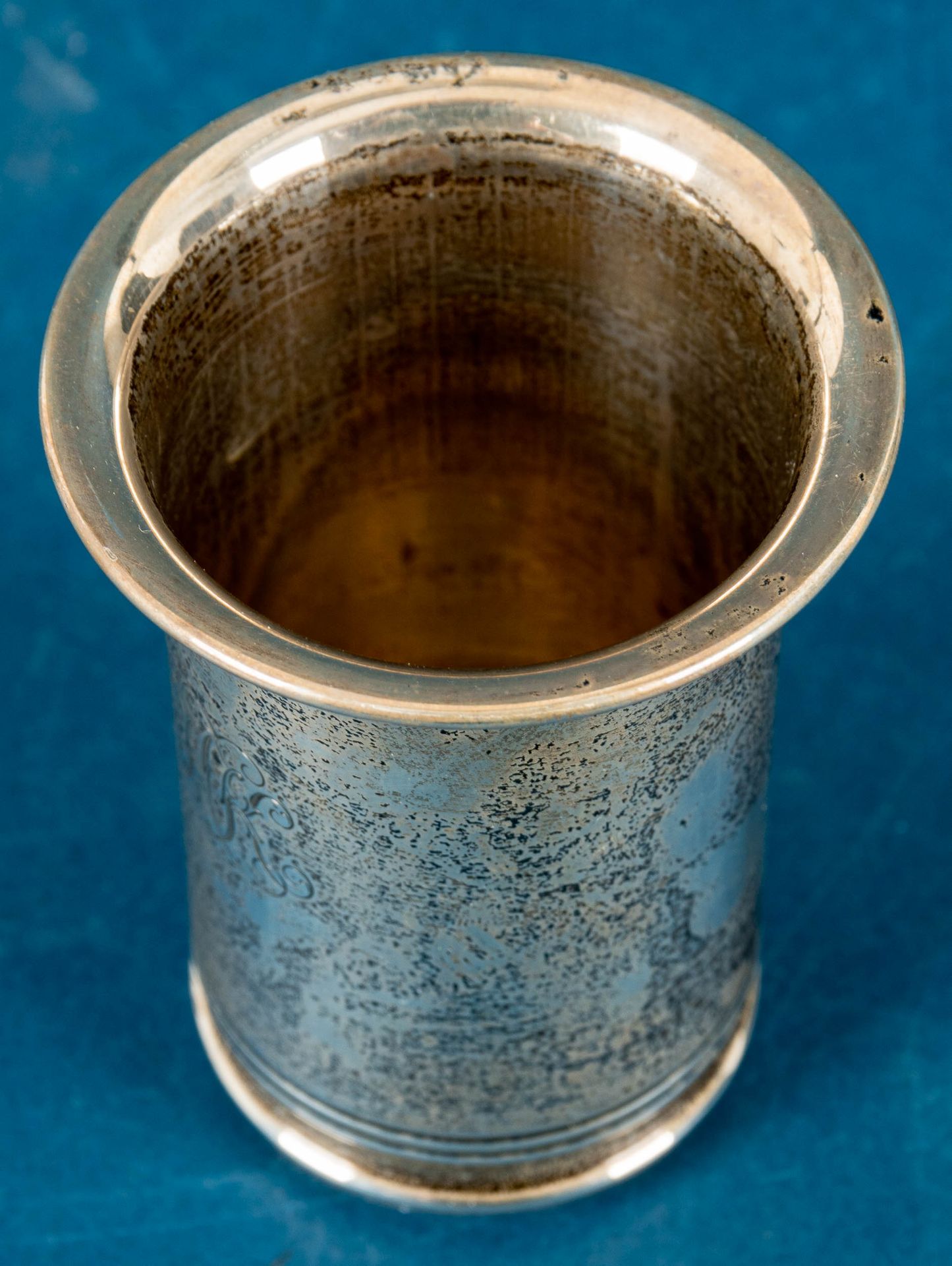 Zylindrischer Becher/Tischvase, 830er Silber, ligiertes Besitzermonogramm "HK". Höhe ca. 8 cm, Durc - Bild 3 aus 5