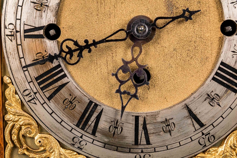 Große englische Kaminuhr, sogen. Bracket - Clock, Engl. um 1900/ 20. Massives Eichengehäuse, aufwän - Bild 6 aus 43
