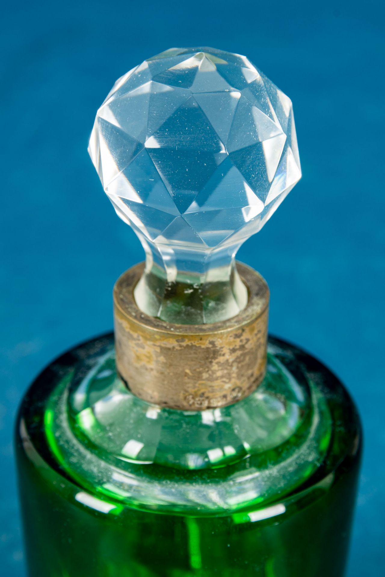 Feiner Glasflakon mit 800er Silbermontur, grünlich überfangen, schöner Schliffdekor, Höhe ca. 16 cm - Bild 5 aus 6