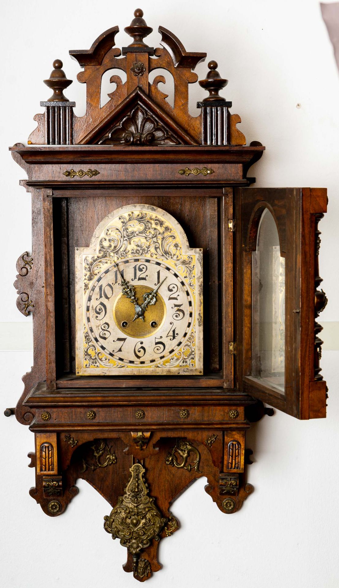 Prachtvolle Wanduhr, sogenannter Freischwinger, nussbaumfarbiges, reich mit Messingzierrat dekorier - Image 13 of 13