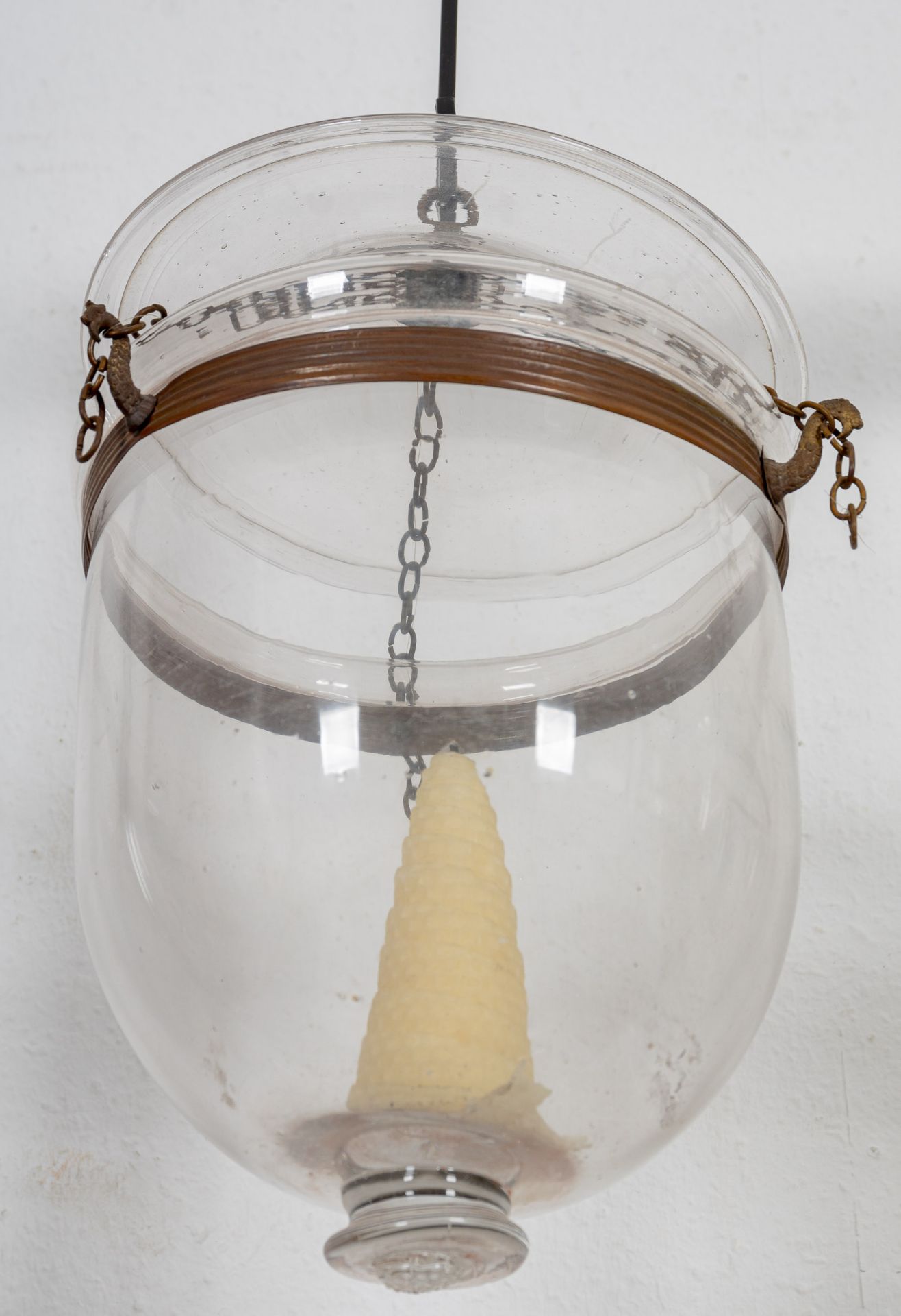 Antike Flurlampe für Kerzenfeuerung, zylindrischer, farbloser Glaskörper an metallischer Kettenaufh - Image 4 of 6