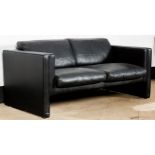 Klassisch elegantes 2 Sitzer-Sofa, schwarze Lederbezüge; Design & Ausführung von Walther Knoll. Gut