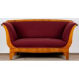 Elegantes klassisches Biedermeier-Sofa, Gondelform. Süddeutsches Biedermeier um 1825/30, Kirschbaum