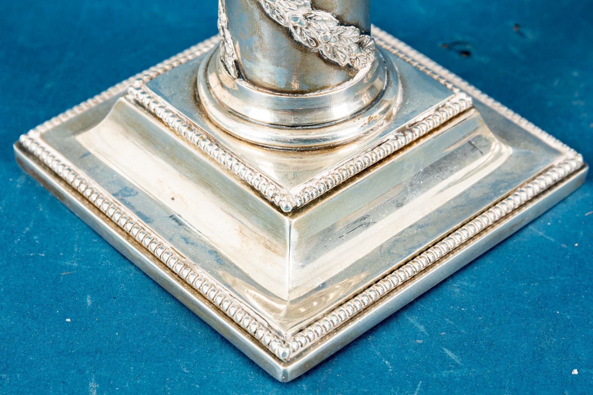 Paar einflammiger Tischkerzenleuchter, Empire-Stil, mehrfach getreppter Sockel mit Perlrand, der gl - Bild 6 aus 11