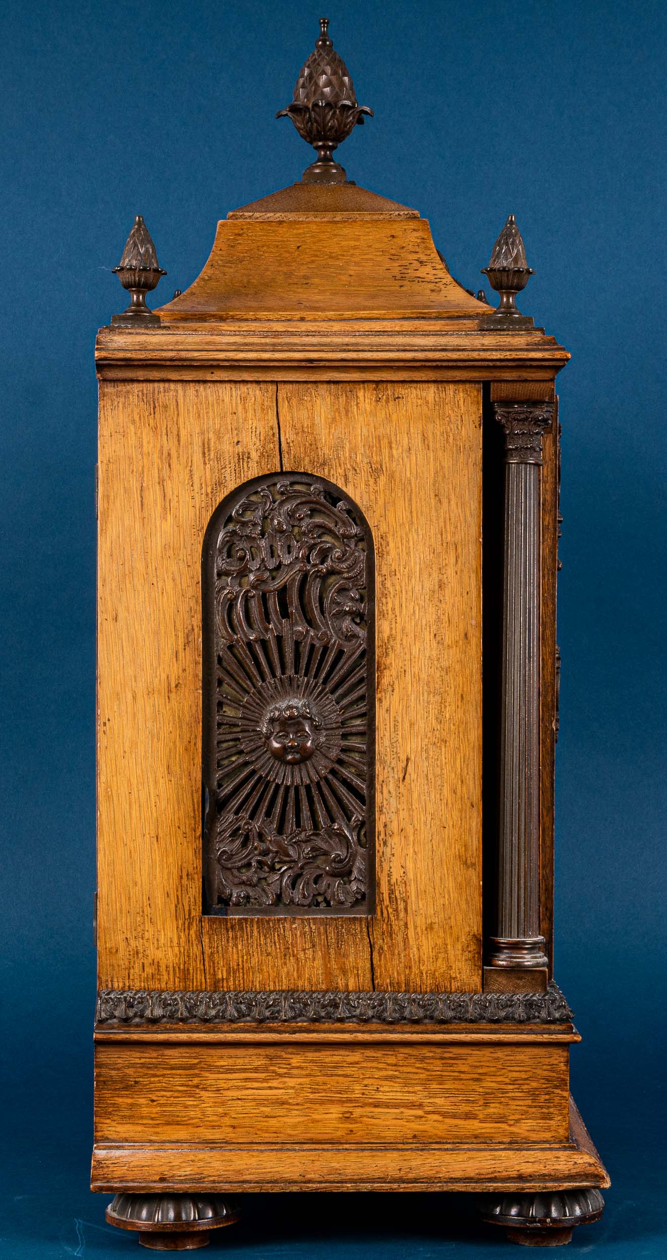 Große englische Kaminuhr, sogen. Bracket - Clock, Engl. um 1900/ 20. Massives Eichengehäuse, aufwän - Bild 19 aus 43