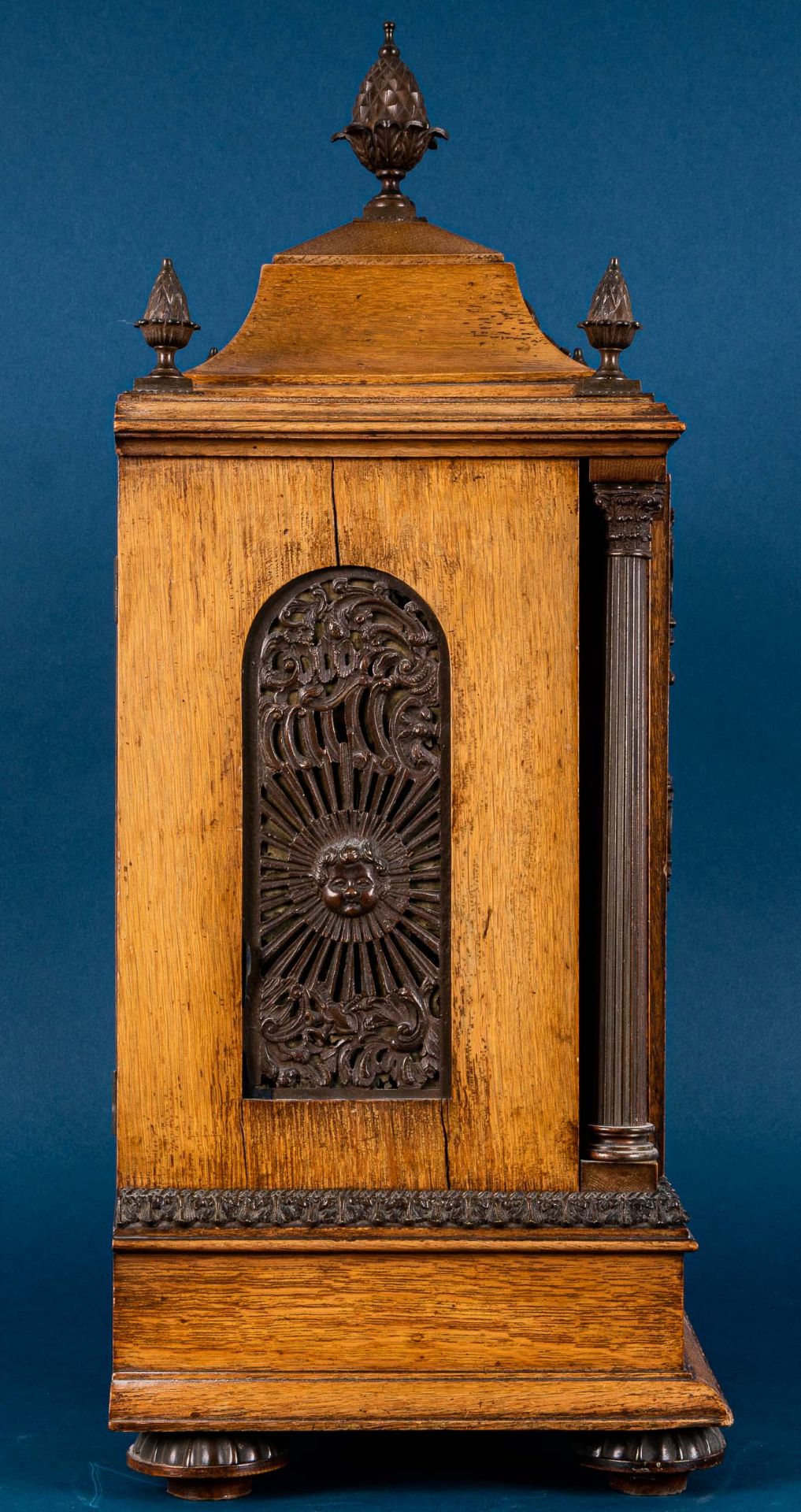 Große englische Kaminuhr, sogen. Bracket - Clock, Engl. um 1900/ 20. Massives Eichengehäuse, aufwän - Image 19 of 43