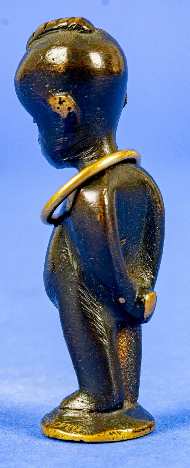 Afrikanischer Knabe mit Halsreif, als Petschaft geeignet, Höhe ca. 6,2 cm, ungravierte Bodenplatte. - Image 6 of 11