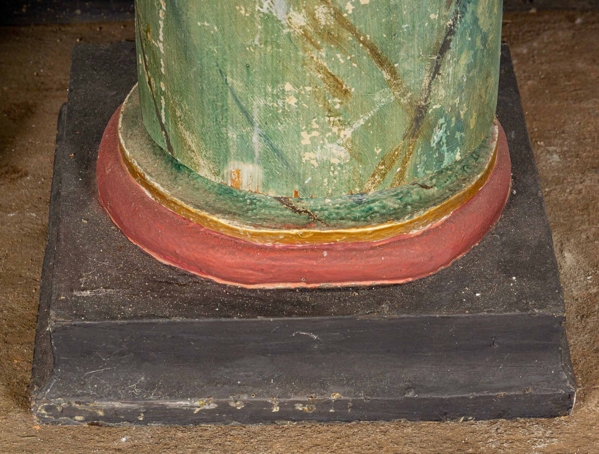 Paar antiker Säulen (Eiche), polychrom, Marmor imitierende Fassung; auf getreppten, schwarz gefasst - Image 3 of 8