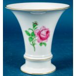 Große Pokalvase, Fürstenberg Weißporzellan mit polychromem Rosendekor. Sehr schöner, unbeschädigter