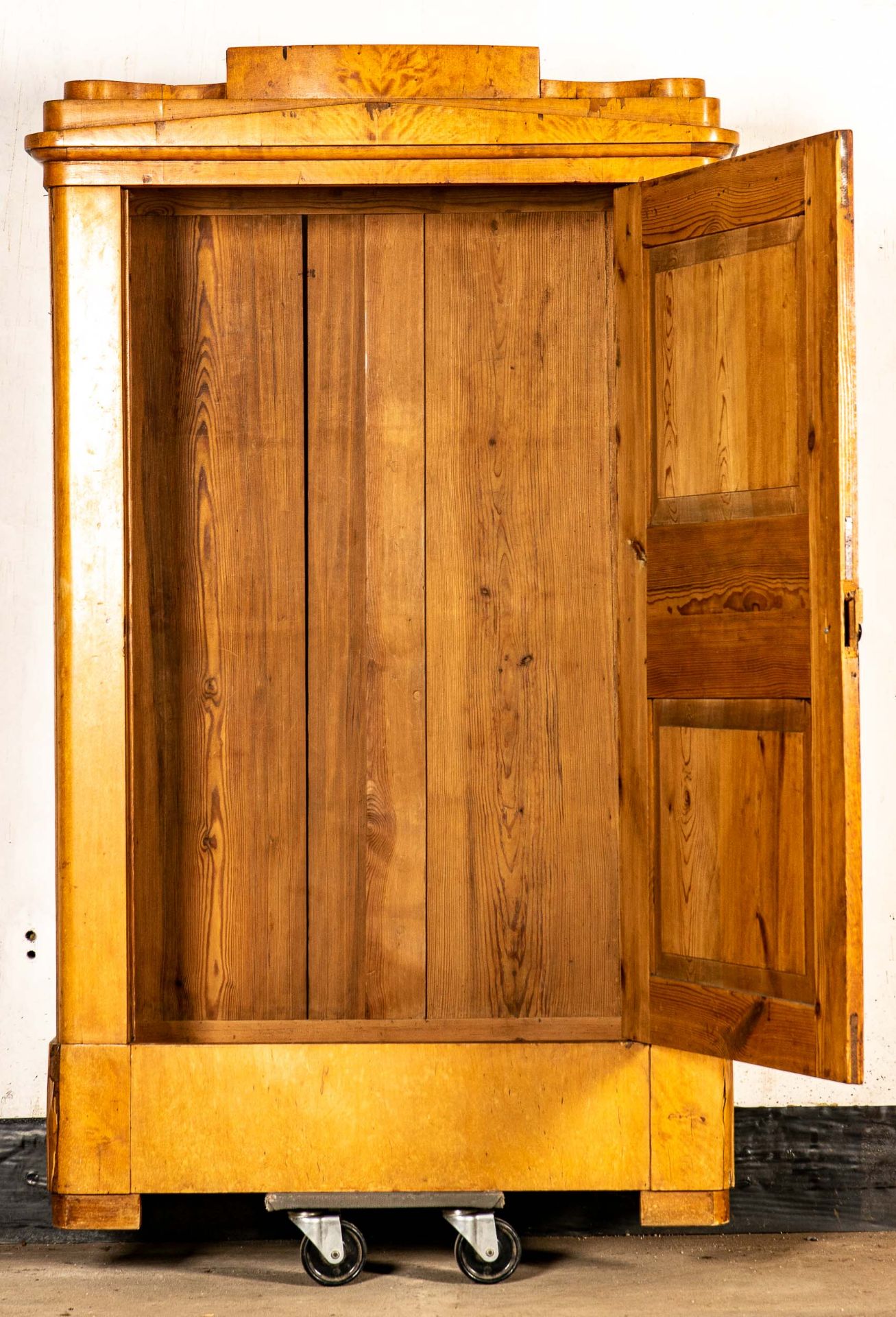 Antiker Wäscheschrank, sogen. Blender, norddeutsches Biedermeier um 1830; voll zerlegbarer, mit Bir - Bild 10 aus 12