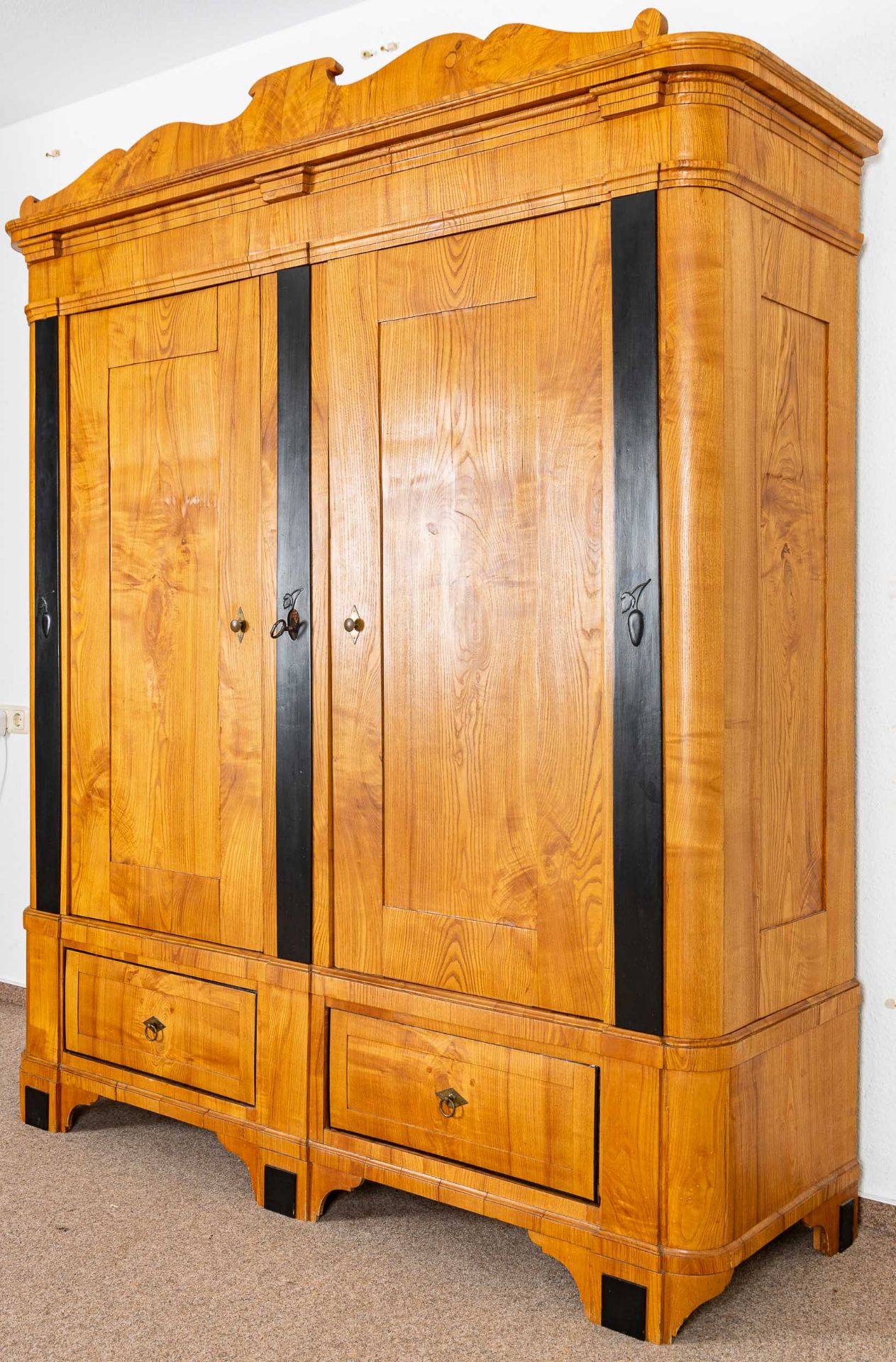 Prachtvoller Dielenschrank, Esche massiv & furniert, stellenweise ebonisiert, Biedermeier um 1830/4 - Image 3 of 15