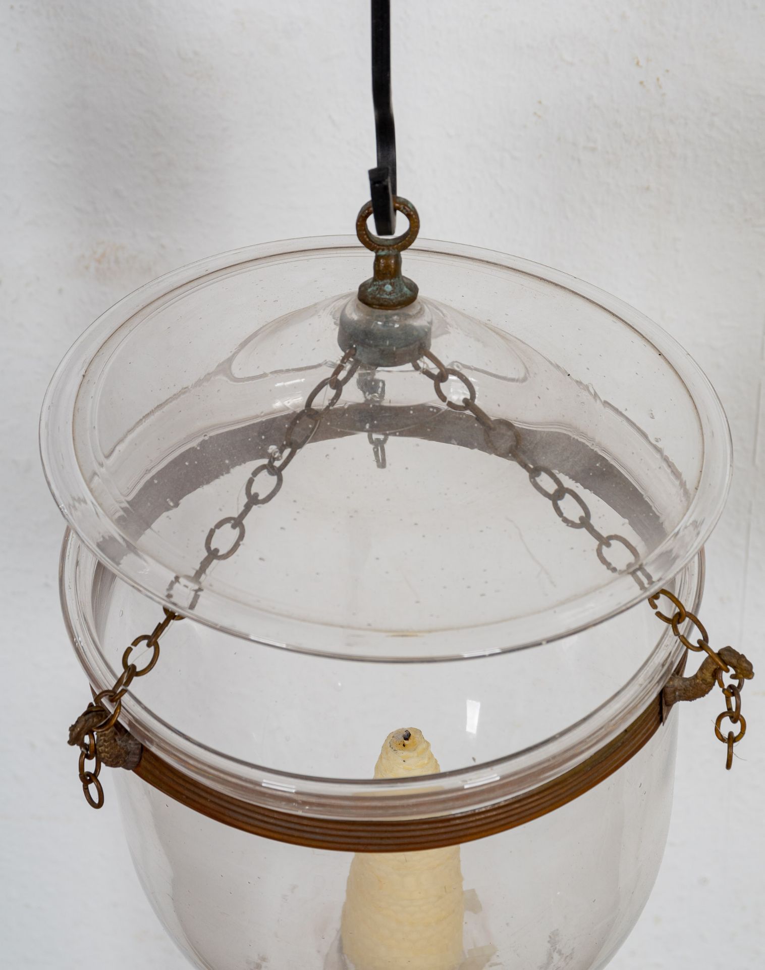 Antike Flurlampe für Kerzenfeuerung, zylindrischer, farbloser Glaskörper an metallischer Kettenaufh - Image 2 of 6