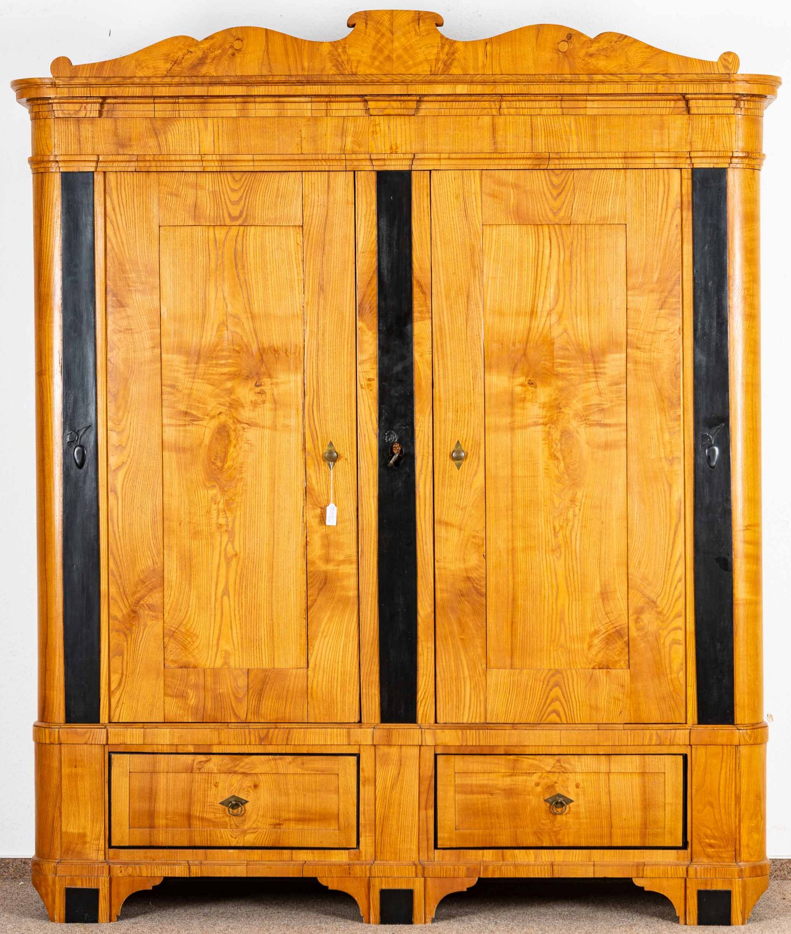 Prachtvoller Dielenschrank, Esche massiv & furniert, stellenweise ebonisiert, Biedermeier um 1830/4