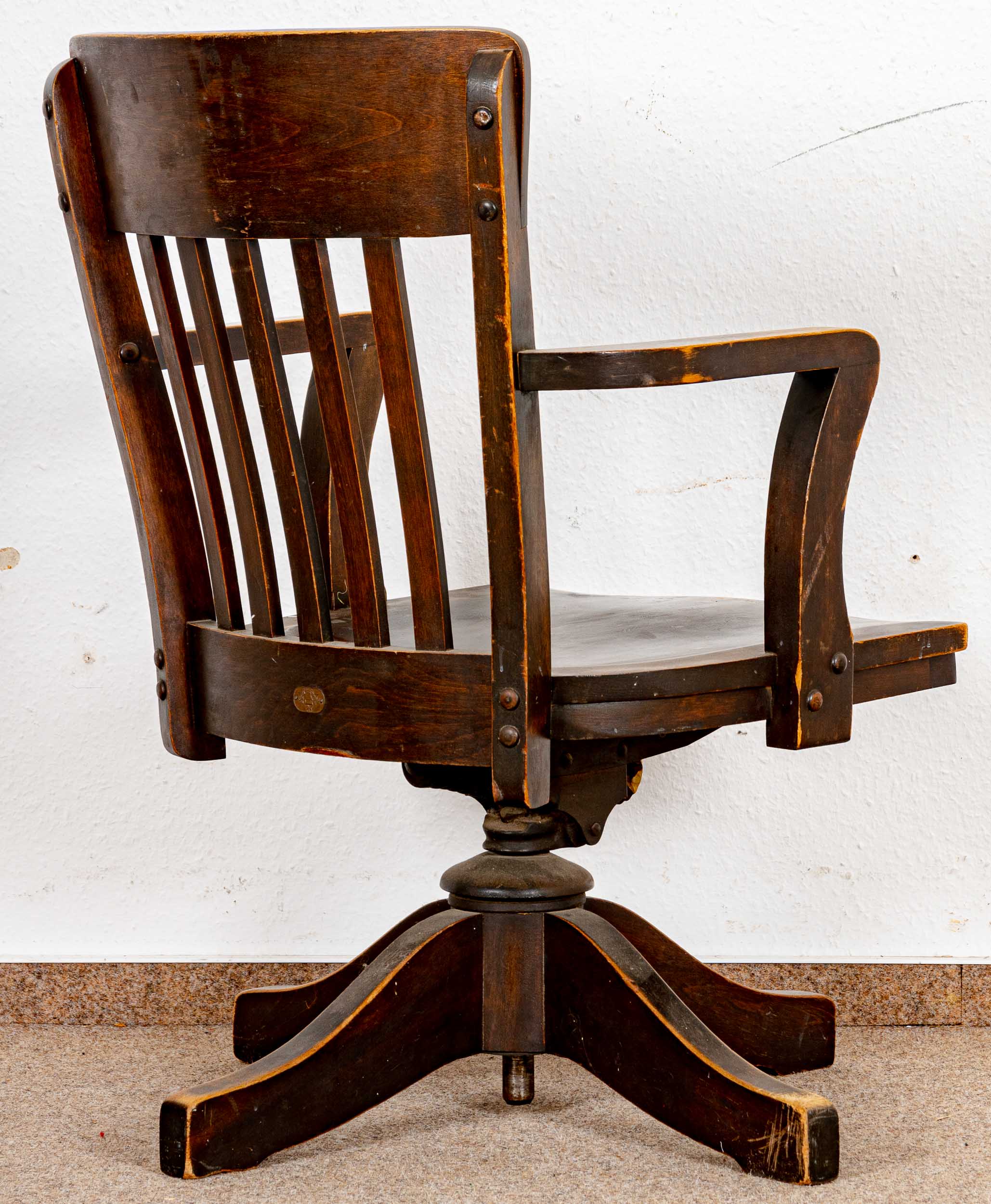 Drehbarer Schreibtischstuhl der "Johnson-Chair" Company; nussbaumfarben gebeiztes Buchenholzgestell - Image 5 of 7