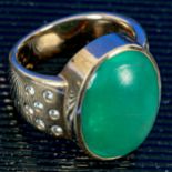 Schwerer 585er Gelbgoldring mit grünem Jade - Cabochon; vor wenigen Jahren von Juwelier Bade, Celle