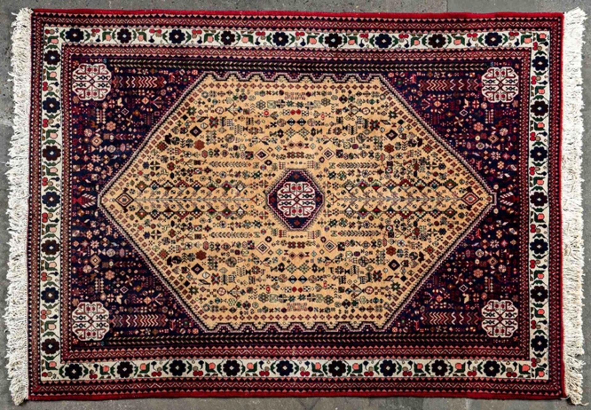 Große schwere ABADEH - Teppichbrücke der 1970er/80er Jahre, ca. 156 x 210 cm, sandiger Fond mit zen