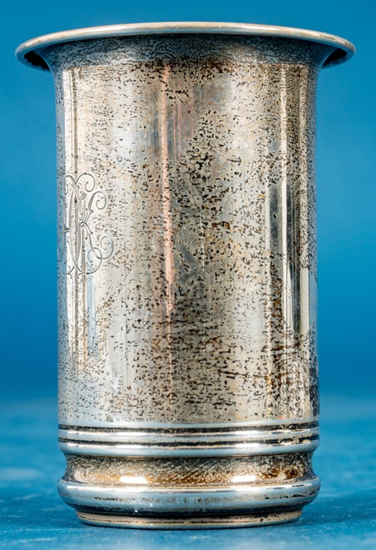 Zylindrischer Becher/Tischvase, 830er Silber, ligiertes Besitzermonogramm "HK". Höhe ca. 8 cm, Durc - Bild 2 aus 5