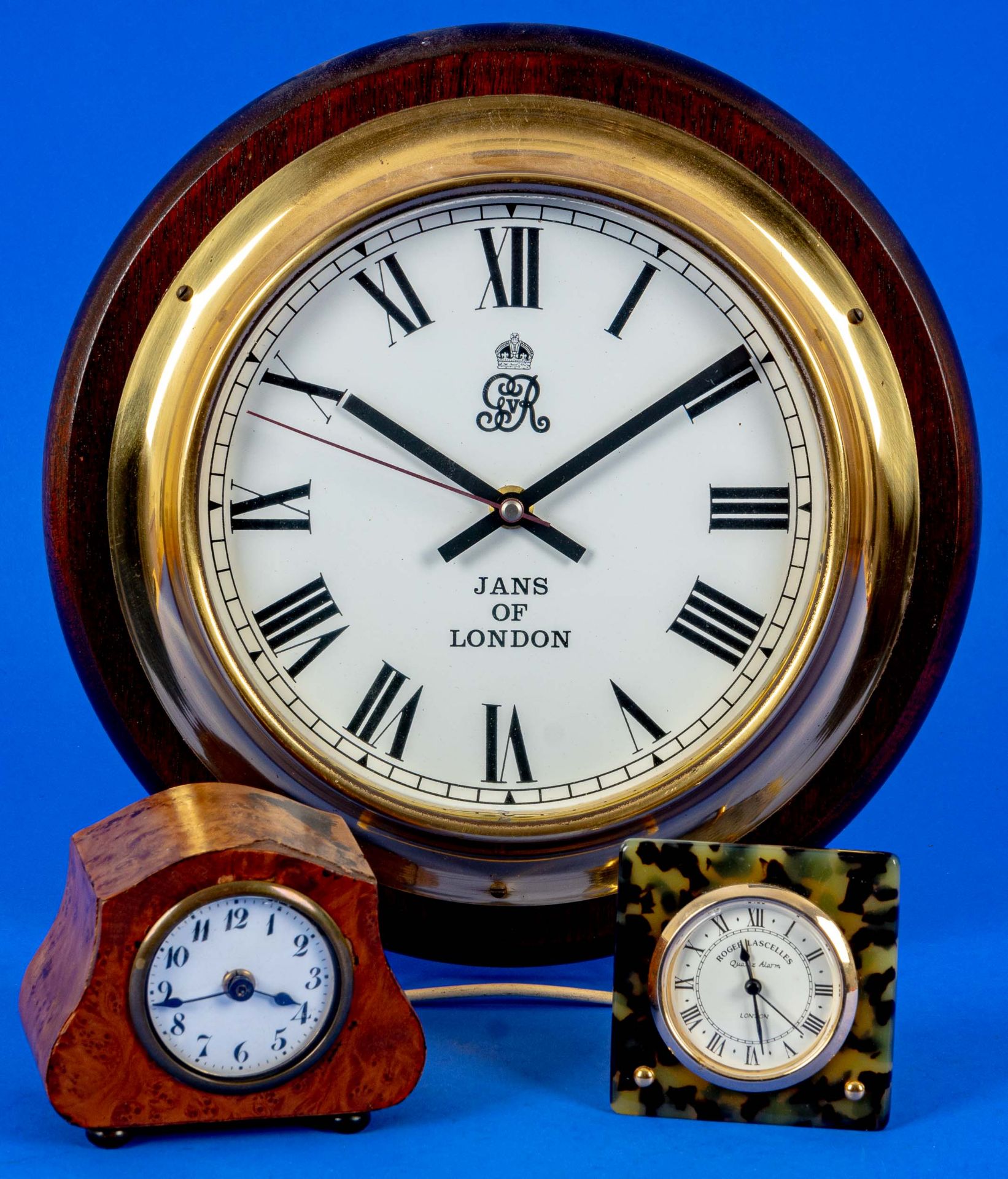 3teiliges Konvolut versch. Uhren, bestehend aus 2 versch. Tischweckern und einer Wanduhr, alle mit