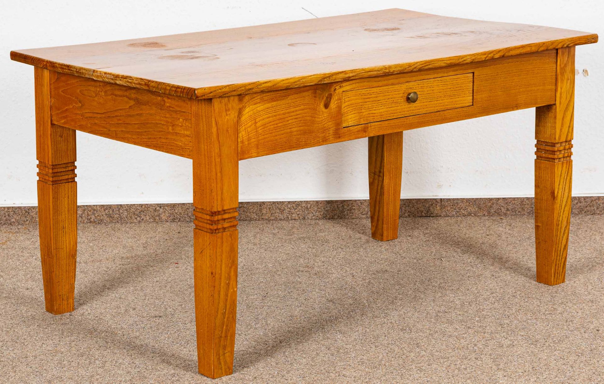Sofatisch/Couchtisch, Esche, nach klassischem Vorbild  Ende des 20. Jhdts. gefertigter Tisch. Schwe