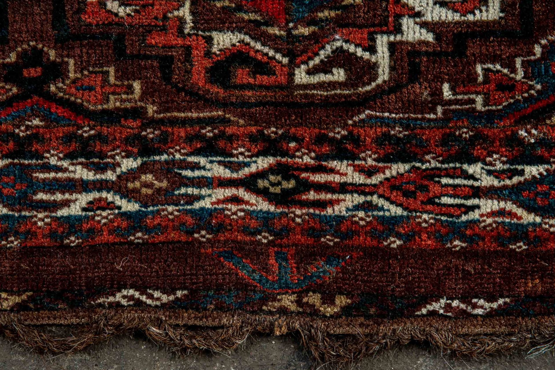 Kleiner Yomud "Tschowall", Turkmenistan 19. Jhdt., Format: ca. 114 x 77 cm. Wolle geknüpft auf Woll - Image 3 of 5