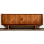 DYRLUND - TEAKHOLZ SIDEBOARD mit Lamellenschiebetüren, Dänemark der 1960er/70er Jahre, innen mit 3