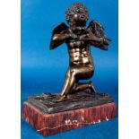 Kniender Amor ( Bronze) mit Pfeil und Bogen. Unsignierte Darstellung des den Pfeil der Liebe abschi