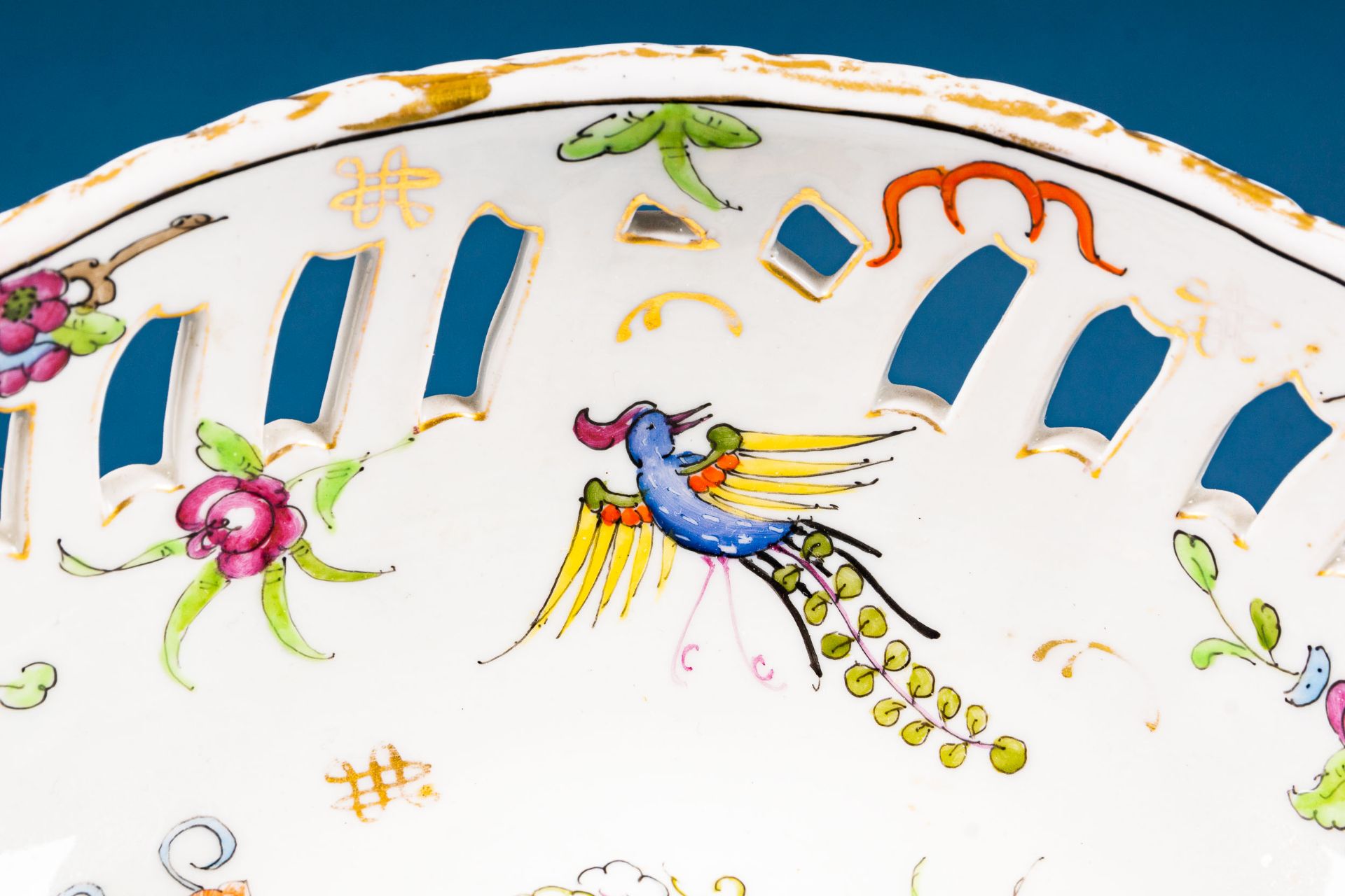 Runde Korbrand - Fußschale, seitlich angesetzte Schleifen, detailreicher, farbenfroher Paradiesvöge - Image 15 of 20