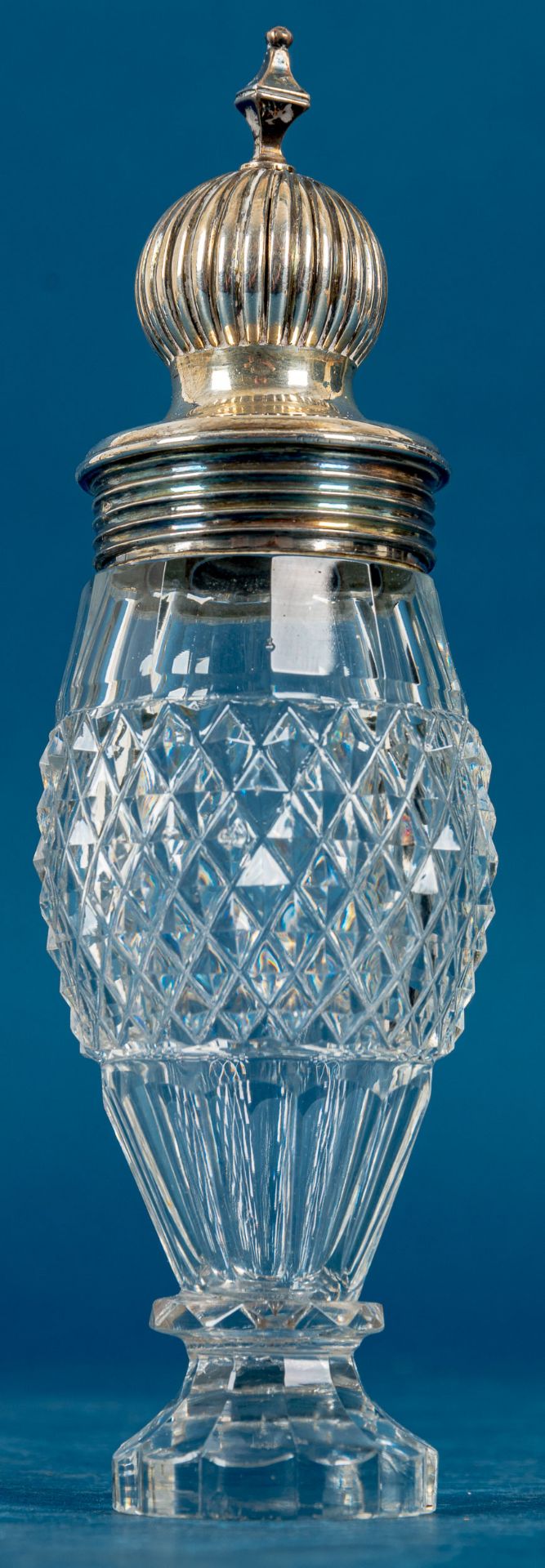 Eleganter Kristallglas-Flakon mit silberner Montur, aufwändig geschliffener Glaskorpus, wohl 19. Jh - Bild 2 aus 9