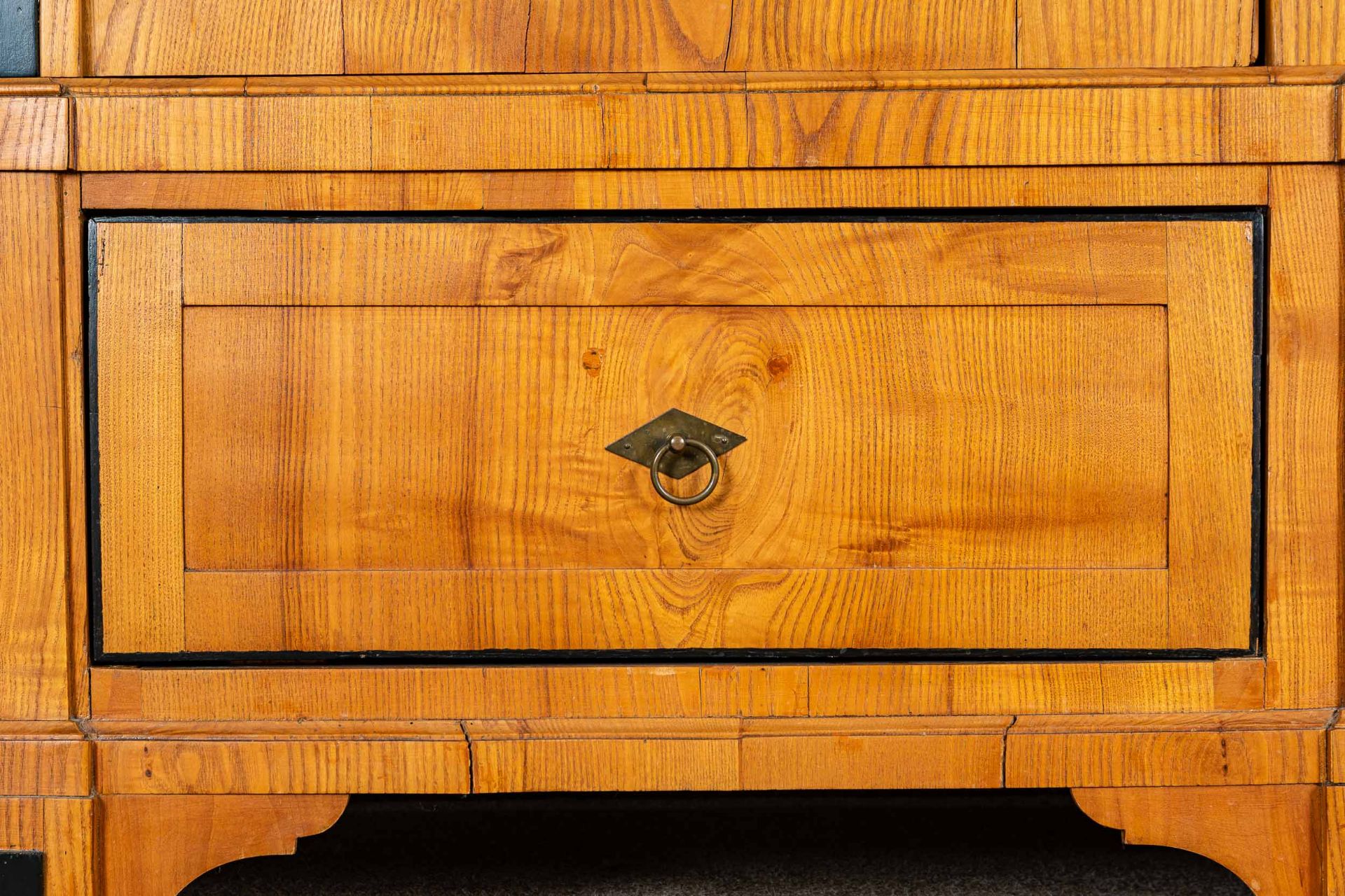 Prachtvoller Dielenschrank, Esche massiv & furniert, stellenweise ebonisiert, Biedermeier um 1830/4 - Image 8 of 15