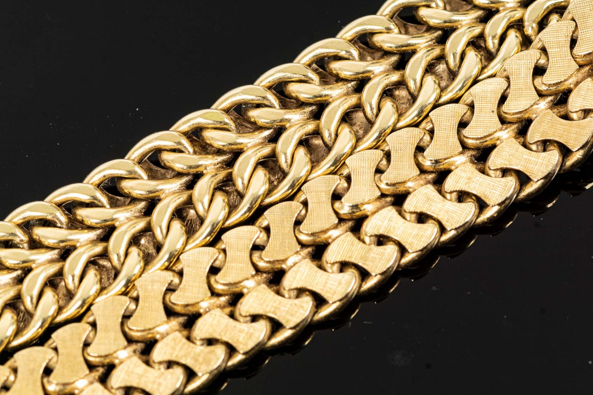 Panzer-Collier/Glieder-Halskette, aus flachen, wendbaren Kettengliedern gearbeitetes 585er Gelbgold - Bild 5 aus 6
