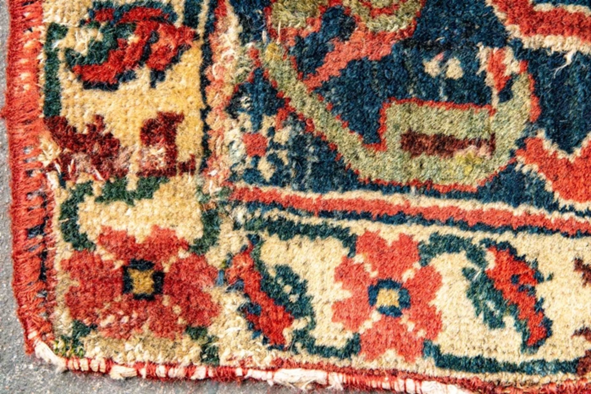 Früher nordwestpersischer Teppich, Mitte 18. Jhdt. oder früher. Format ca. 480 x 232 cm. Schafschur - Image 5 of 27